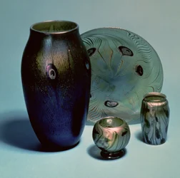 Tiffany Favrile-tallerken og vaser, New York, ca. 1890
